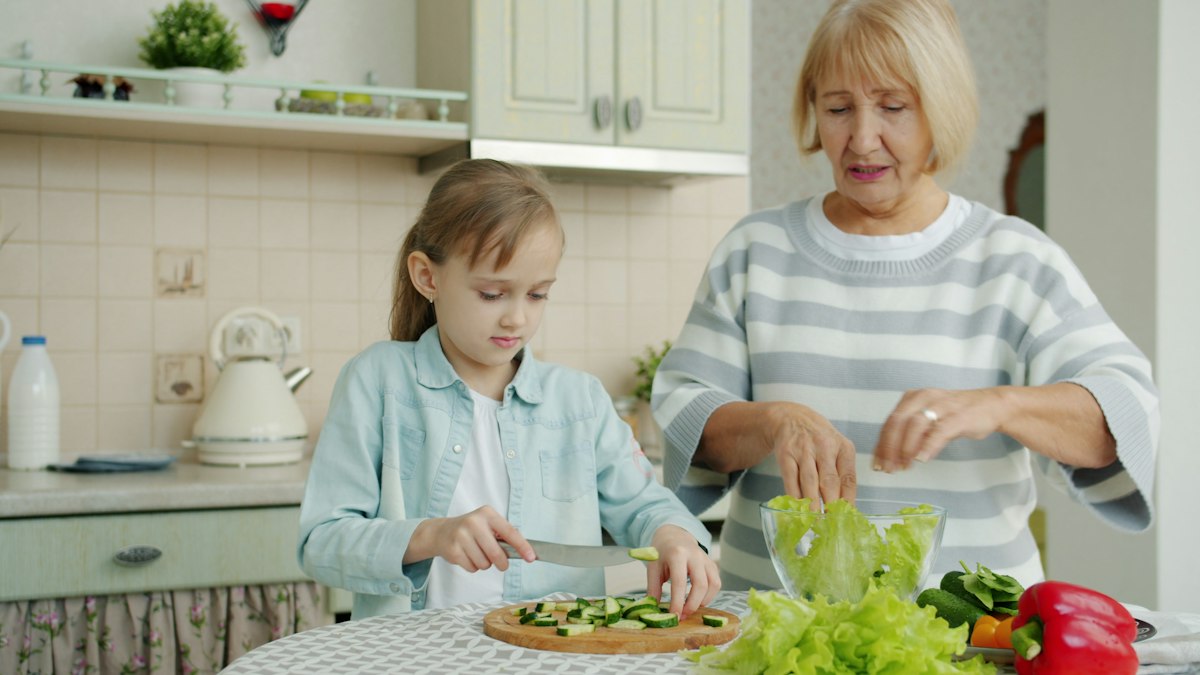 Redaktionsteam bei der Recherche zu Ernährungsthemen